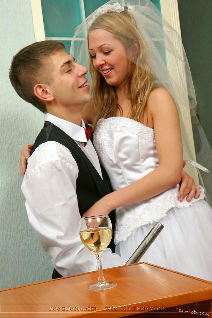 Девушка трахается на свадьбе (10 порно фото)