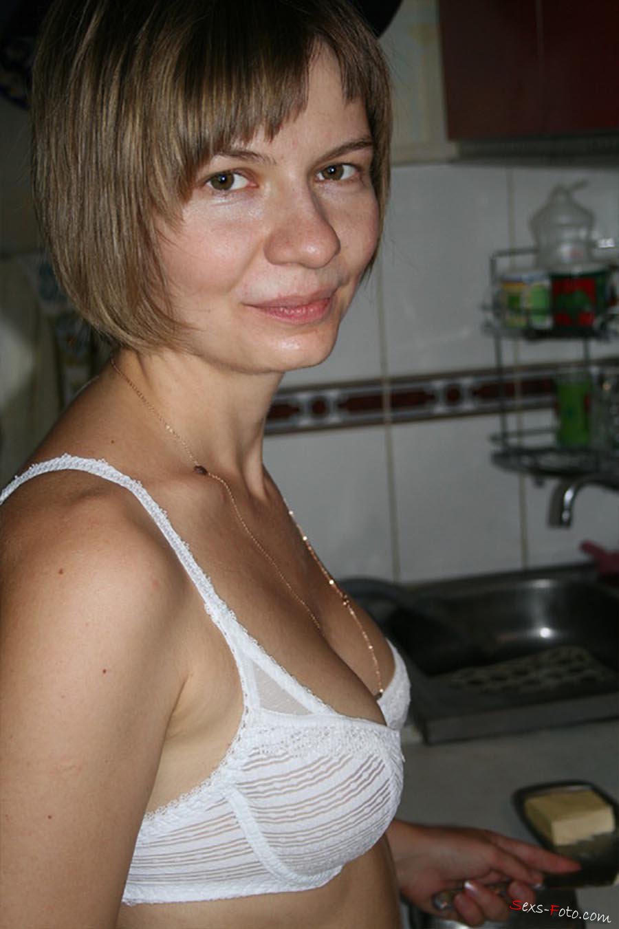 Голая замужняя женщина в ванной (фотографии)