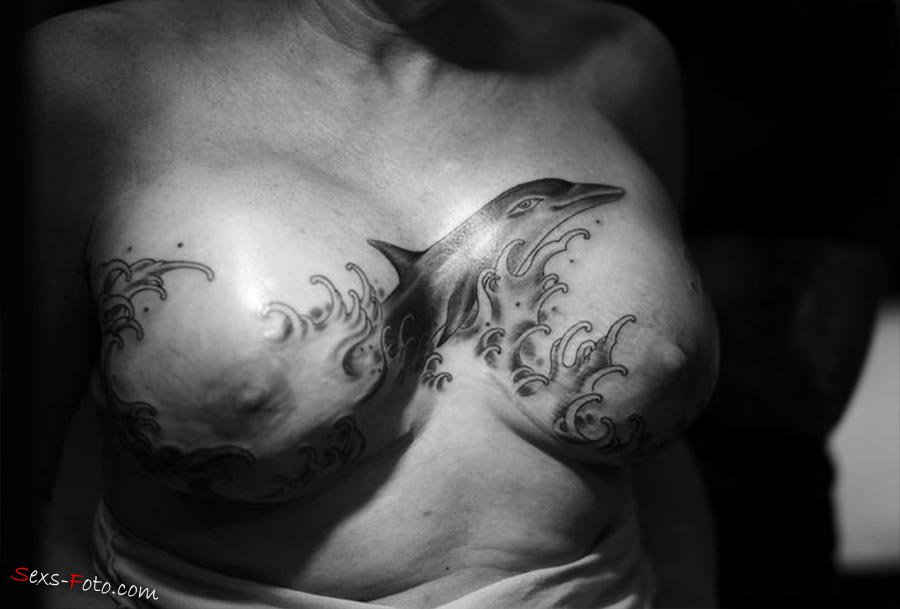 Голая девушка с большими татуировками (7 фотографий)