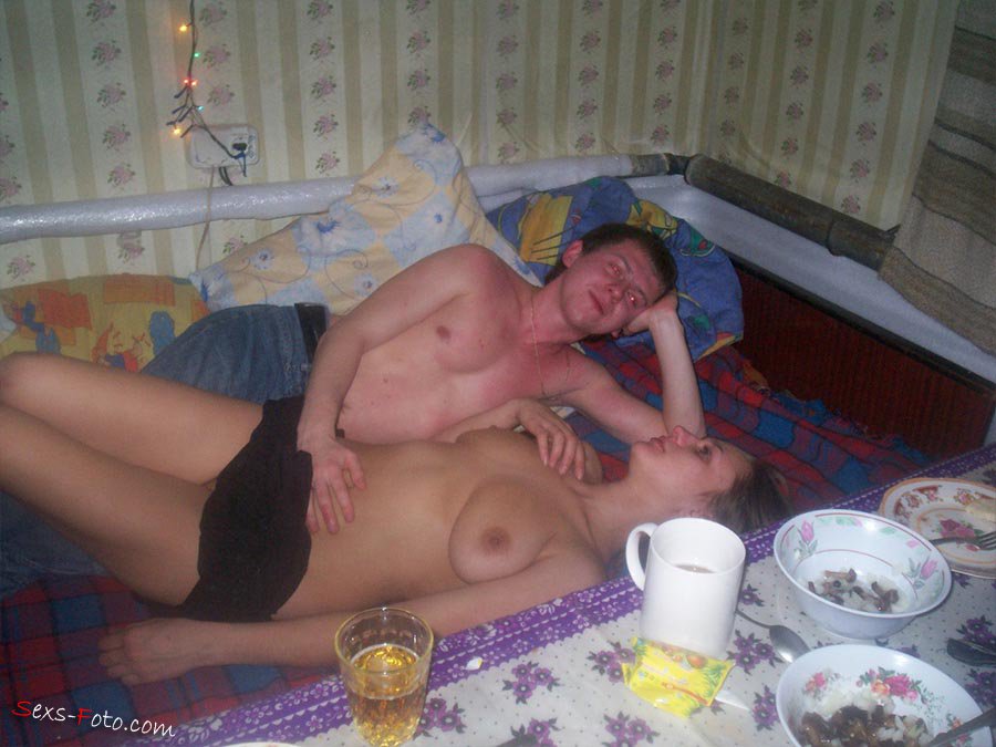 Пьяные голые девушки на Новый Год 1 января фото