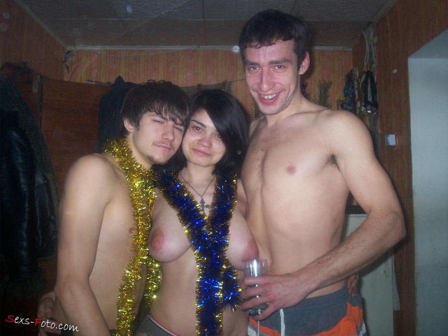 Пьяные голые девушки на Новый Год 1 января фото