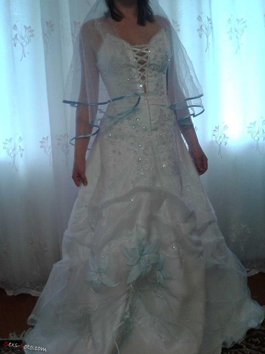 Шлюшка В Белых Чулках Примеряет Свадебное Платье