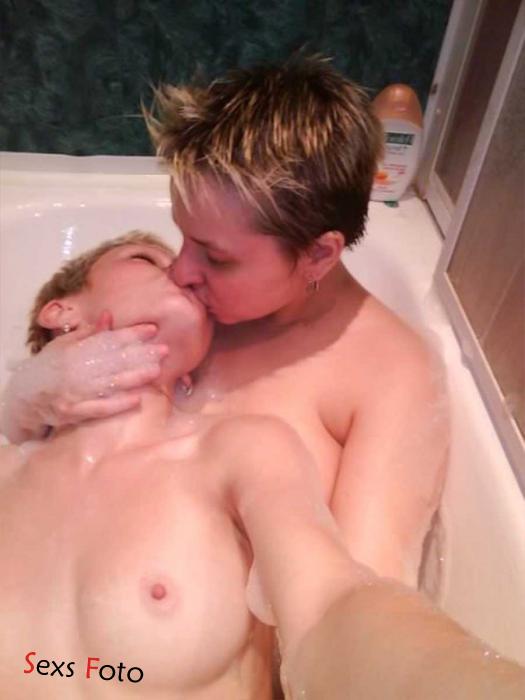 Русские подружки лесбиянки в пенной ванне (16 фото эротики)