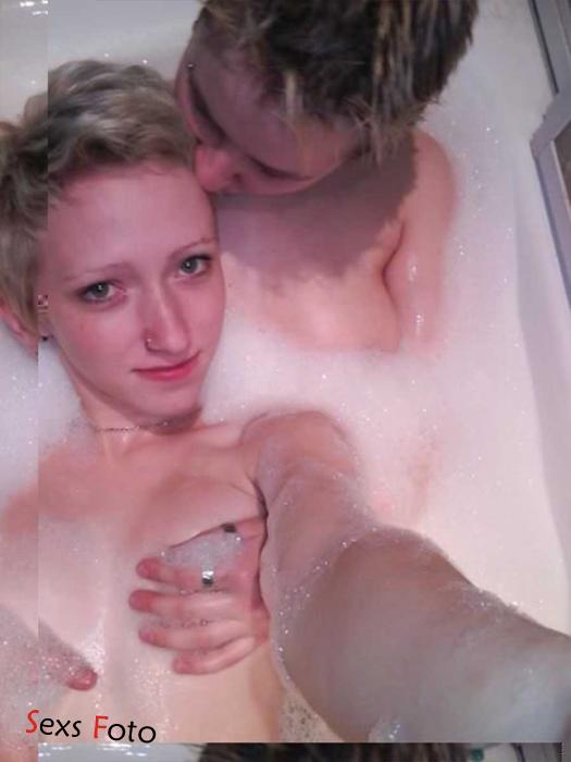 Лесбиянки лижутся и принимают ванну