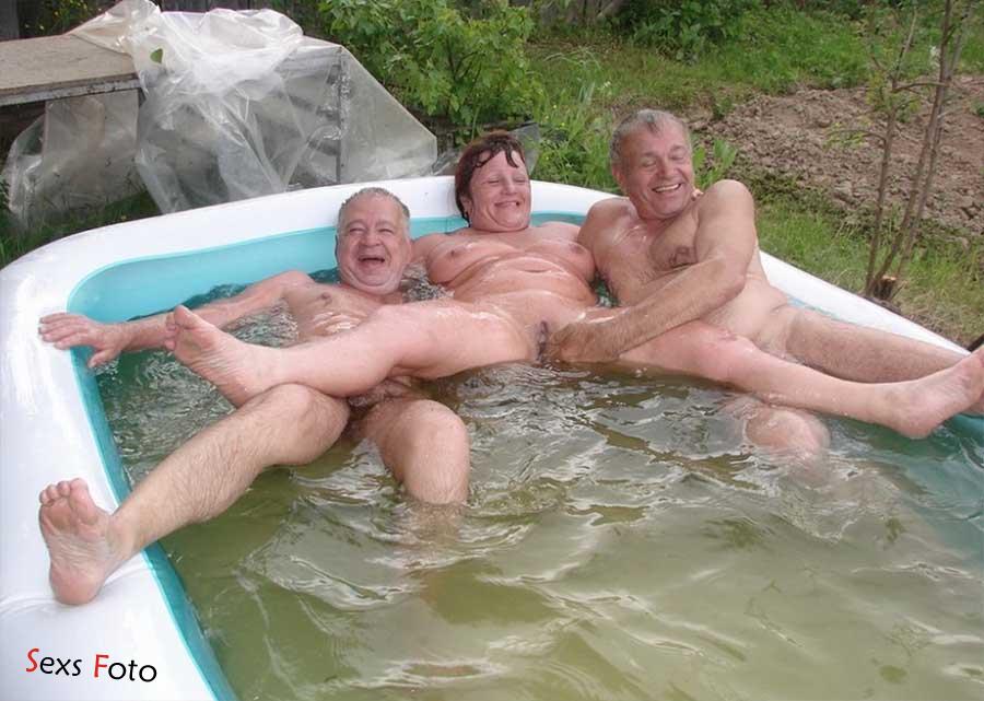Зрелые в бассейне фото