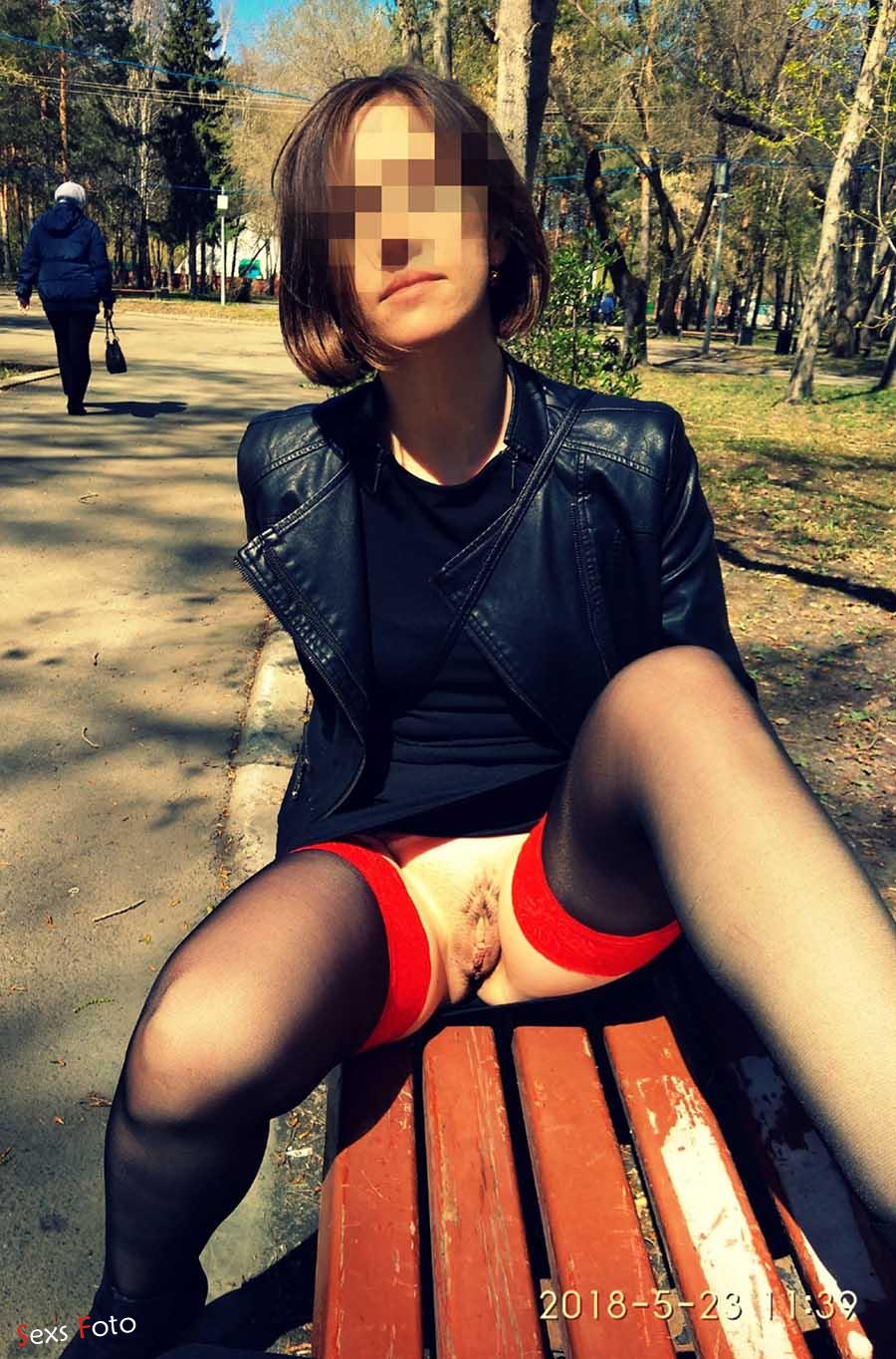Светанула волосатой пиздой на скамейке в парке фото