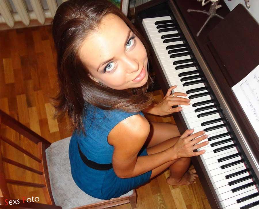 Голая продажная девушка играет на пианино