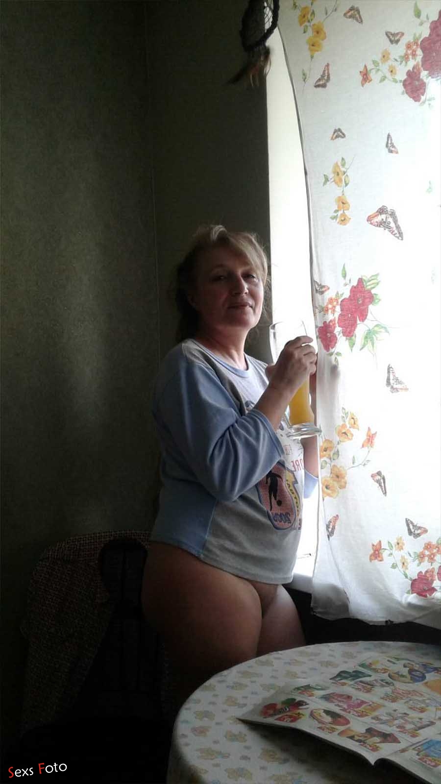Красивая россиянка с голой киской под юбкой