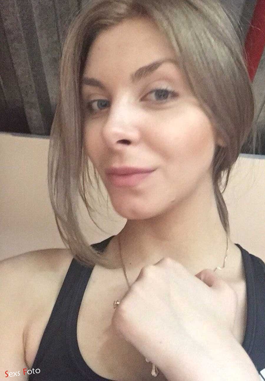 Русская худенькая девушка в эротической фотосессии