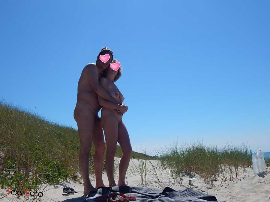 Секс зрелой пары на пляже фото