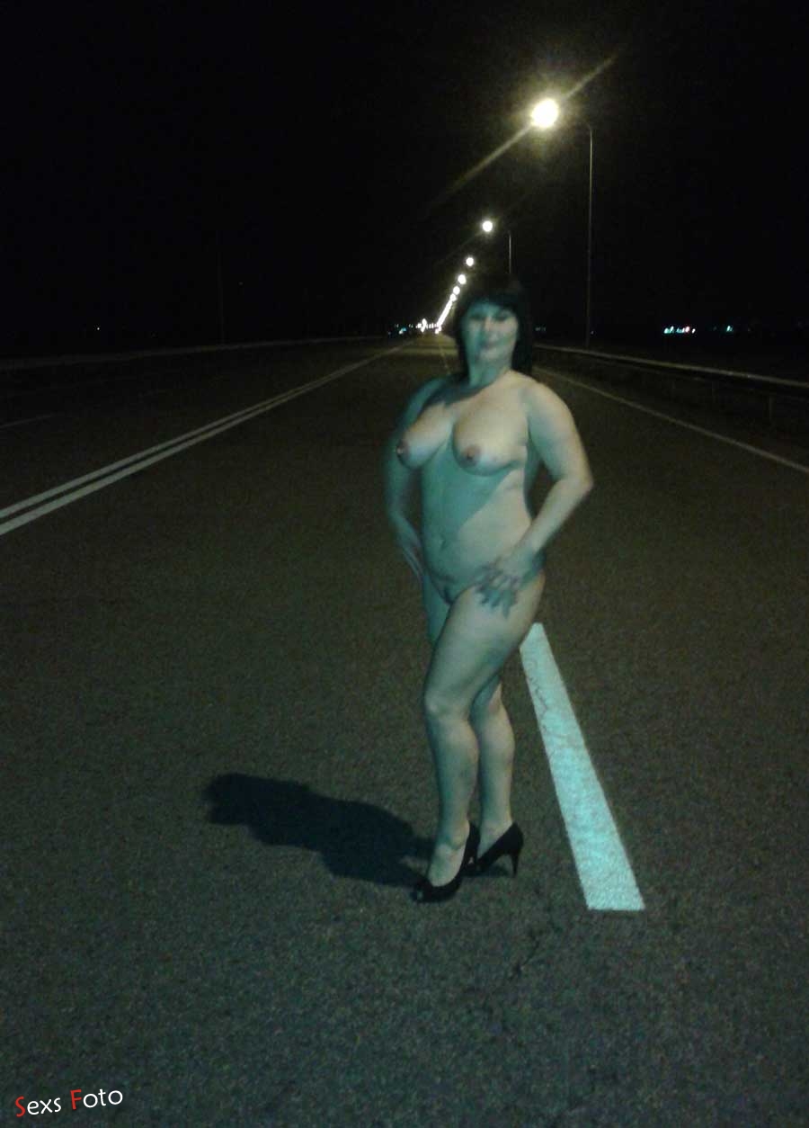 Татуированная проститутка на высоких каблуках разделась догола на улице