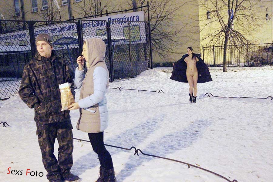 Фото голой девушки на улице зимой - красивые сиськи