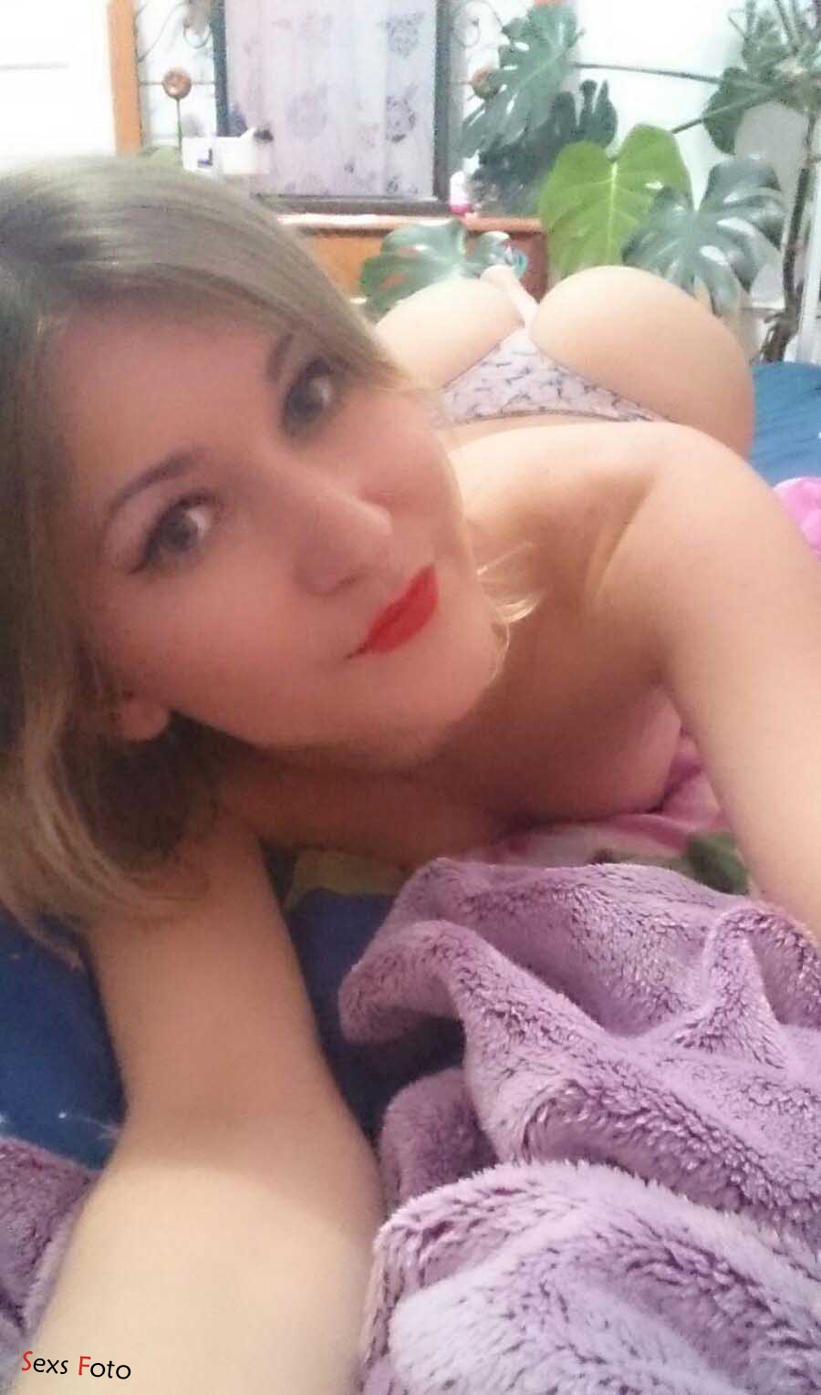 Соблазнительная модель делает голые селфи в кровати - порно фото