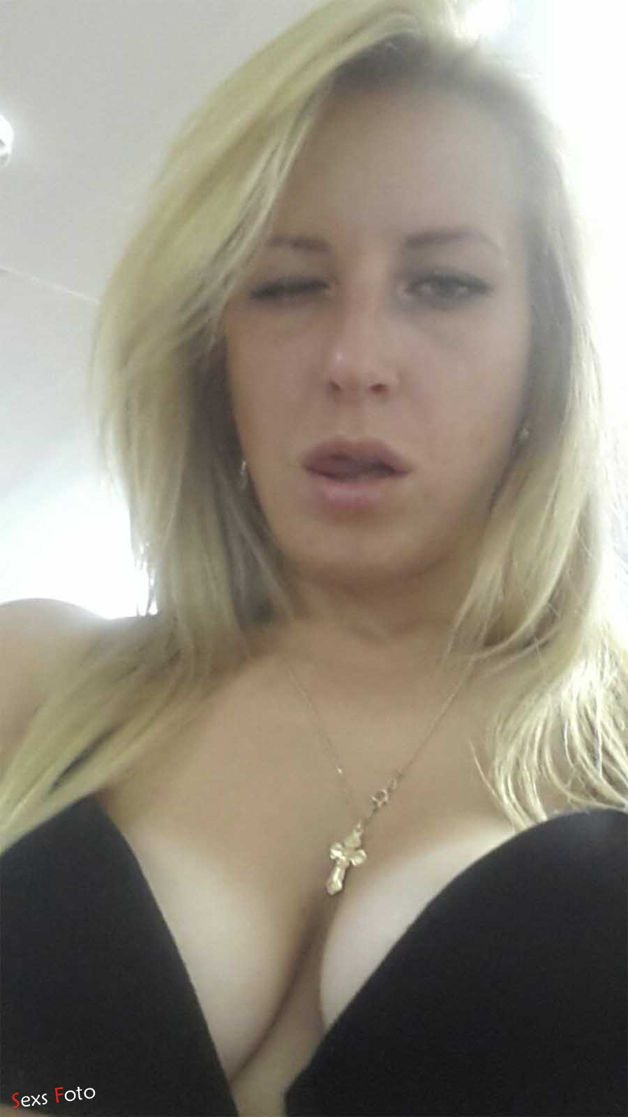 Грудастая блондинка наслаждается домашней мастурбацией с секс игрушкой