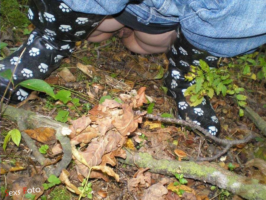 Обнаженная киска одинокой девушки в лесу (19 фото)