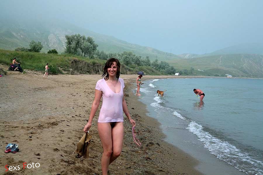 Женщина с волосатой пиздой раздевается на берегу озера фото